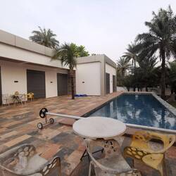 Das ist eine von vielen Villen in Top-Lage am Strand