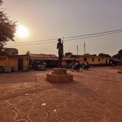 Diese interessante Statue steht auf dem zentralen Platz in Kassa