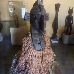 Diese Maske soll Frauen bei Bedarf helfen, schwanger zu werden und wird auch bei Tänzen genutzt