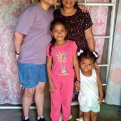 Maria mit Gabi und zwei Enkelkindern