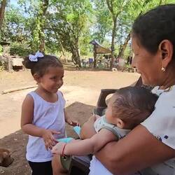 Die Uroma der Kleinen lebt auch mit hier, insgesamt 4 Generationen zusammen unter einem Dach