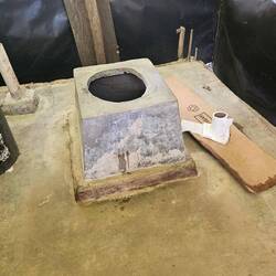 Das ist die Toilette für insgesamt 10 Personen, die in dem winzigen Haus mit nur 2 Zimmern leben..