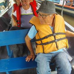 Eine wackelige Sache in dem schmalen Boot