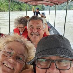 Elf Personen in einem kleinen Boot