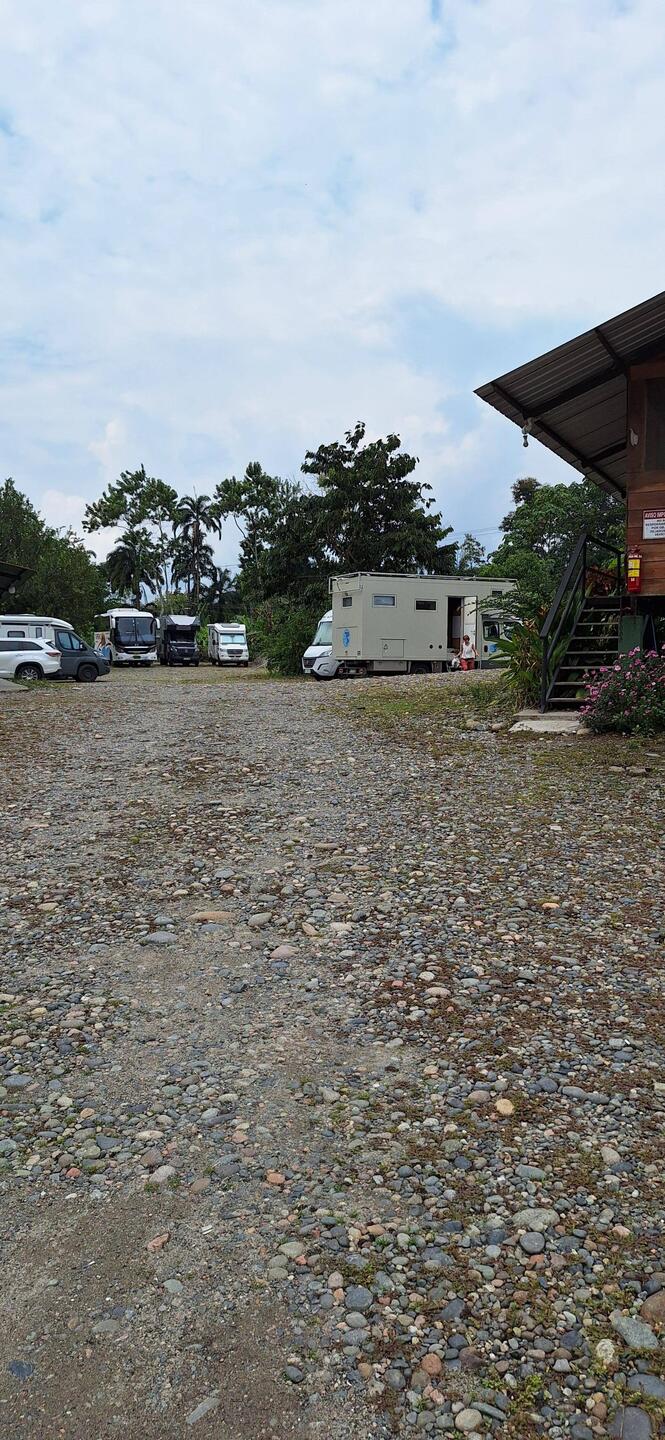 Unsere Wohnmobile bleiben auf dem von Mitarbeitern der Lodge bewachten Parkplatz zurück.