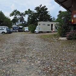 Unsere Wohnmobile bleiben auf dem von Mitarbeitern der Lodge bewachten Parkplatz zurück.