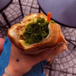 bánh mì - nữ deli