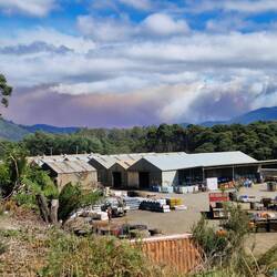 Der Rauch des Buschfeuers nördlich von Corinna