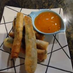 Dynamite, grüne Chilli, ohne Kernen, mit Käse gefüllt, gebacken wie Spring Rolls, dazu Mangosauce