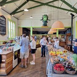 Kaffee, Kuchen und Reiseplanungen in The Toad, Port Motueka