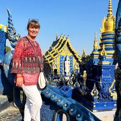 Blauer Tempel mit roter Besucherin