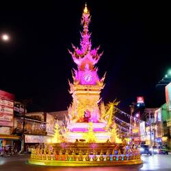 Sound and Lightshow am Clocktower - die Thailänder lieben es bunt.