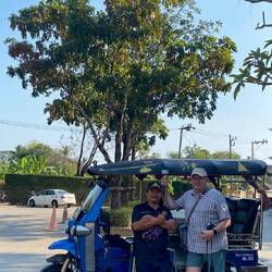 Mit dem blauen Tuk Tuk ...