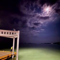 Der Mond, das Meer, ein Mann und viele Fische