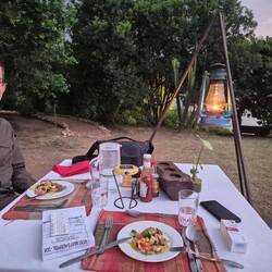 Abendessen in der Bush Lodge