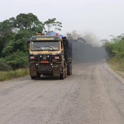 ... er verpestet zwar die ganze Umgebung, hat aber immerhin Reflektorstreifen!