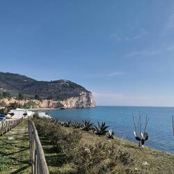 Gleich nach Mattinata Blick auf die erste Steilküste mit ausgewaschenen Grotten