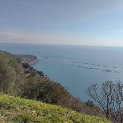 Blick auf eine der größten Fischzucht Anlagen Europas (Dorade, Wolfsbarsch und Goldbrasse)