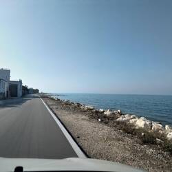 Die Straße führt kilometerlang direkt am Meer entlang