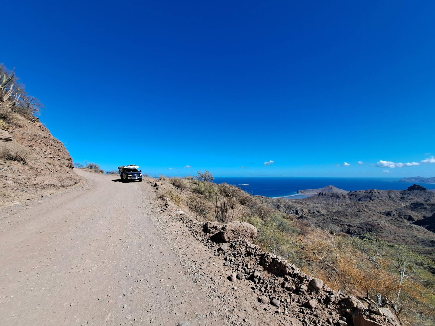 Anfahrtsstrasse durch die Berge.