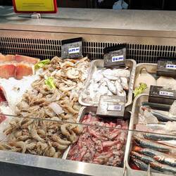 Frischetheke mit Fisch & Co.