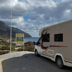 Gut geparkt direkt am Geopark of Agios Nikolaos 💪