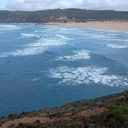 Praia da Amoreira auf der anderen Seite des Ribeira de Aljezur.