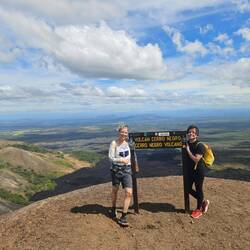 Endlich oben angekommen. Von hier oben hat man einen fantastischen Blick über die ganze Vulkankette