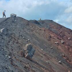 Der Boden hier hat viele Farben, da er Eisen, Magnesium und Schwefel enthält.