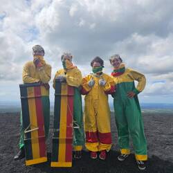 Und wir nur viel zu große Taucherbrillen 🤣und auch keine Helme😜aber coole Anzüge😎...