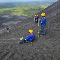 Eine Gruppe vor uns hatte professionelle Helme und vor allem dichte Skibillen