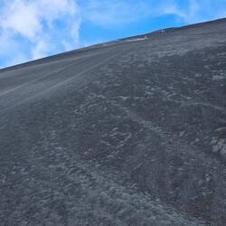 Echt steil der Hang, Skifahren 🎿 wäre auch lustig, aber heute Volcano Boarding