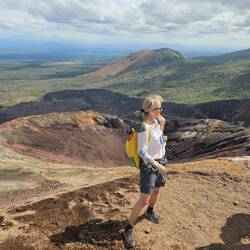 Hinter mir der große Vulkankrater...die Erde ist super heiß ringsherum