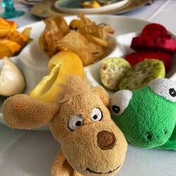 Mini und Max testen das fremde Obst.