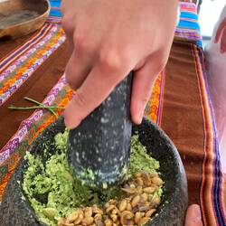 Hier wird ein leckerer Dip zubereitet.