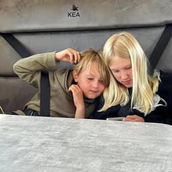 Hygge på bagsædet under kørsel