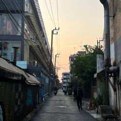 Bangkoks Gassen im Sonnenuntergang