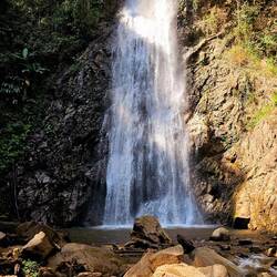 Khun Kon Wasserfall, so leer war es natürlich nicht.