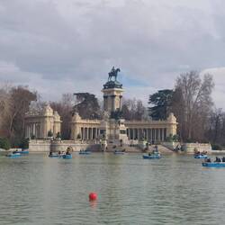 Der Retiro-Park mit wunderschöne Gärten und einem malerischen See.