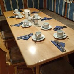 ..dann kann man auch mal für 45 Leute fürs Frühstück eindecken🤷🏼‍♂️