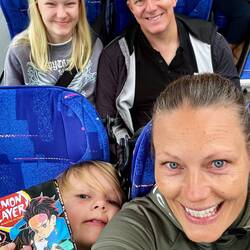 Bus-folket - og Ollie altid med en manga-bog i hånden 📚