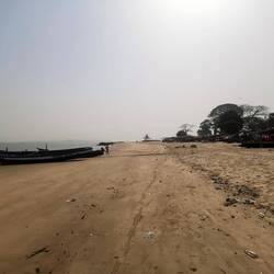 Im Dorf Soro ist der Strand die Straße - ein paar Fischerboote liegen hier auch vor Anker
