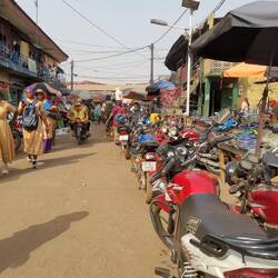 Es ist besser, das Fahrrad hier neben den Motorrädern abzustellen