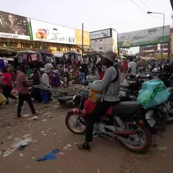 Das Markttreiben am Rand des Marktes