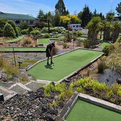 Minigolfen bei der Schnapps-Bar