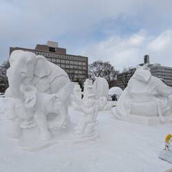 Les œuvres réalisées par d'autres pays. L'éléphant a été réalisé par des Thaïlandais oui oui 🙂‍↕️