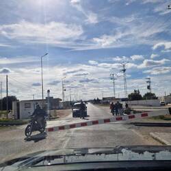 Logo, auch bei geschlossener Schranke wird hier gefahren