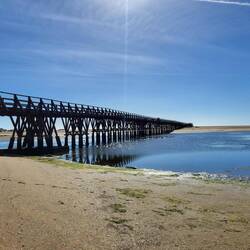 Der Steg verbindet Strand und Festland.