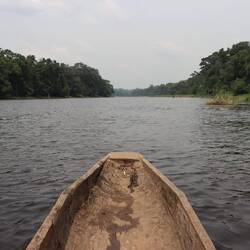 ...über den Fluss fährt