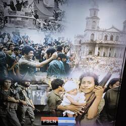 Es gibt eine ganze Straße mit Foto Installationen der Straßenkämpfe in León (Kathedrale) von 1979.